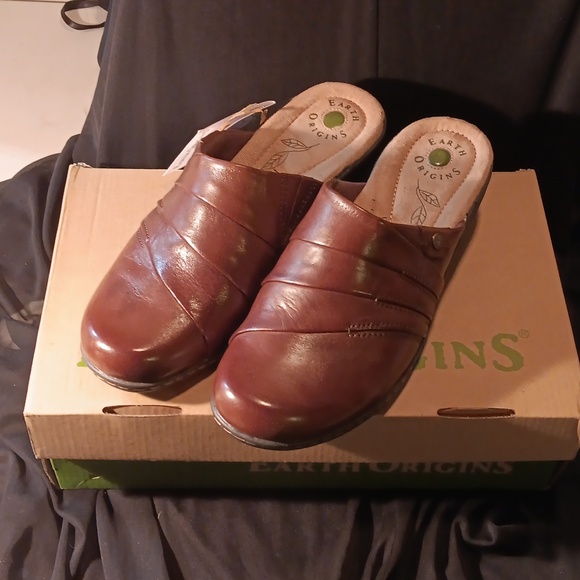 Shoe's - Picture 2 of 5